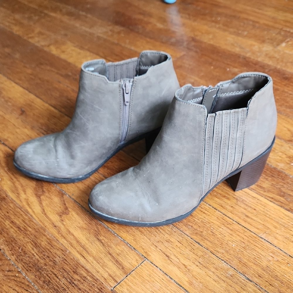 Tan Ankle Boots with Elastic Panels and Stacked Heel - Picture 1 of 6